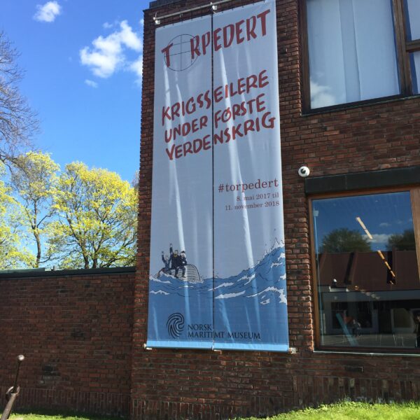 Stort utendørs banner på Norsk Maritimt Museum