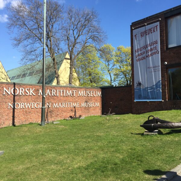 Stort utendørs banner på Norsk Maritimt Museum