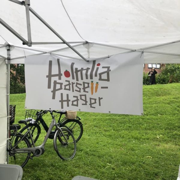 Banner på kavlaan til Homlia Parsellhager