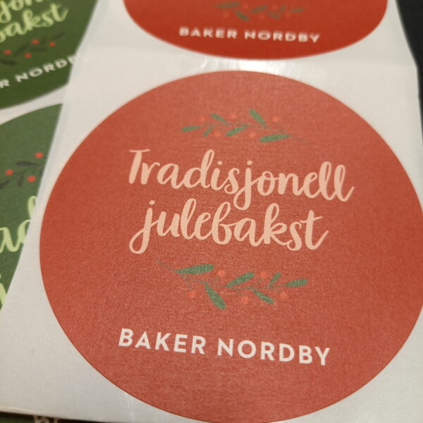 Nærbilde av tradisjonell julebakstetiketter til Baker Nordby, levert av Oslo digitaltrykk.