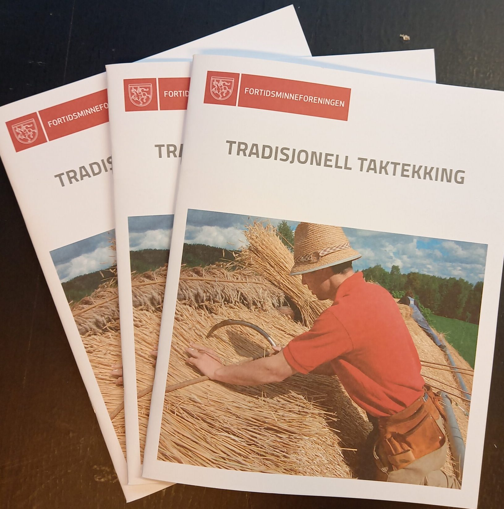 Brosjyrer med ryggstift for fortidsminneforeningen