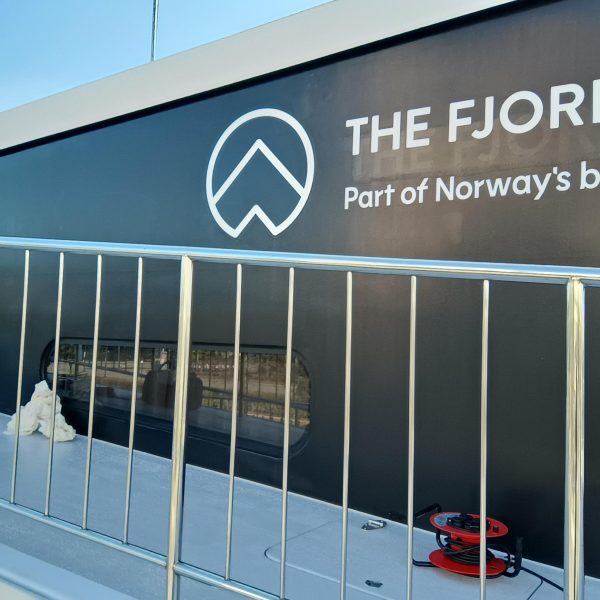 Utskåret hvit hitack-folie for utfordrende underlag og omgivelser