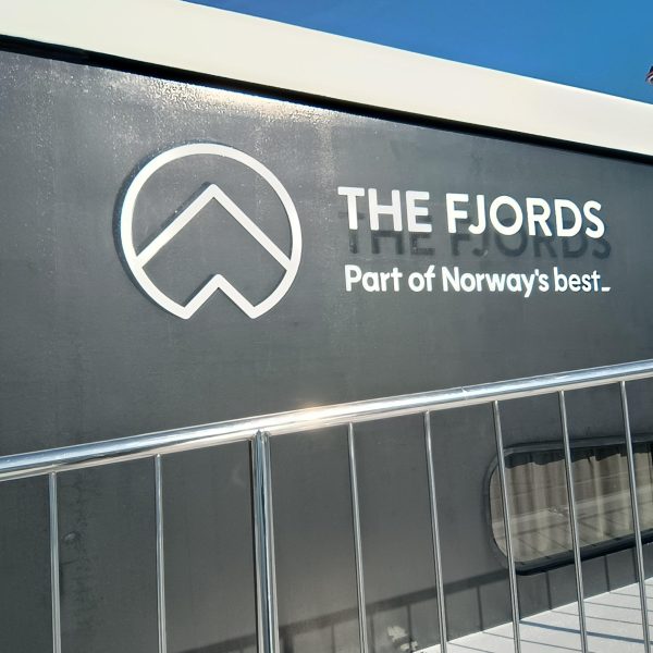 Utskåret hvit hitack-folie for utfordrende underlag og omgivelser