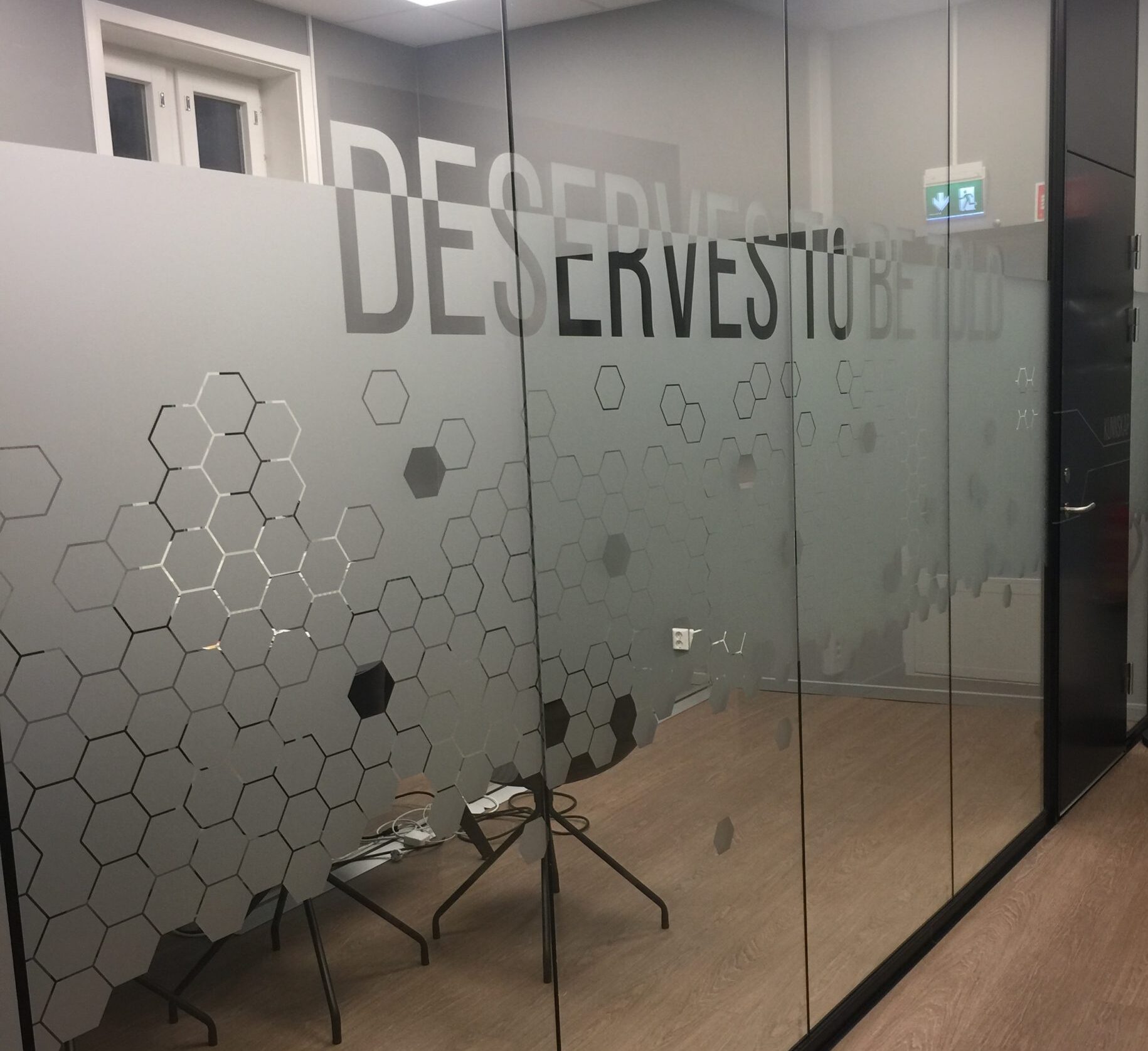 Utskåret frostet folie med mønster på kontorvegg