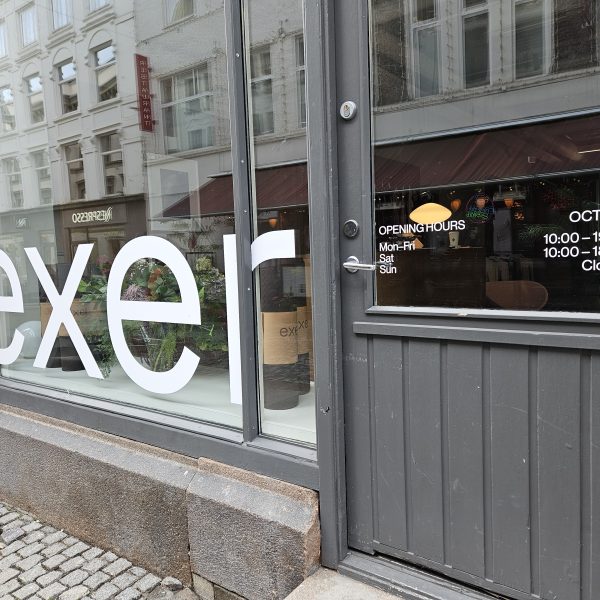 Utskåret hvit folie hos Excercere