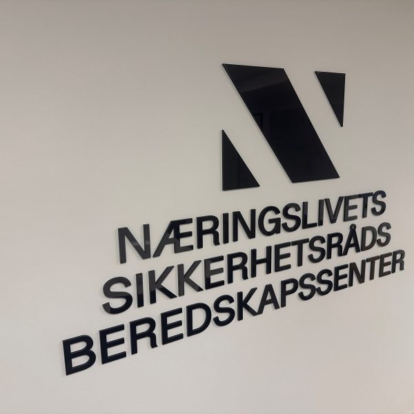 Laserskårede 5 mm tykke akrylbokstaver limt på vegg med teksten Næringslivets Sikkerhetsråds beredskapssenter