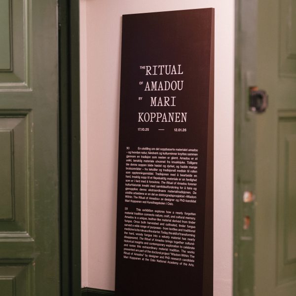 Bilde av ustkåret folie på MDF. Bilde tatt av Mari Koppanen