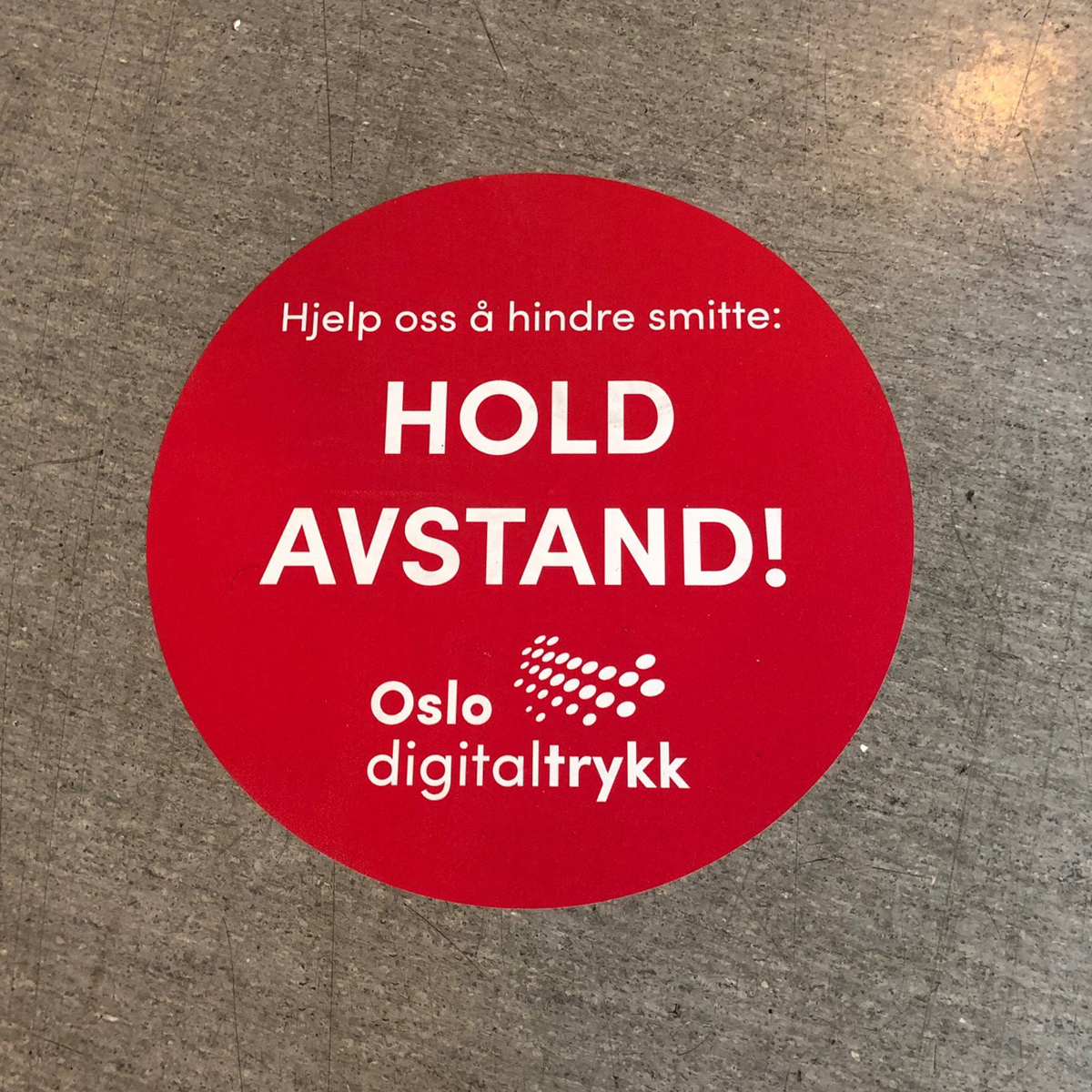 Rødt avstandsmerke på gulvolie hos Oslo Digitaltrykk