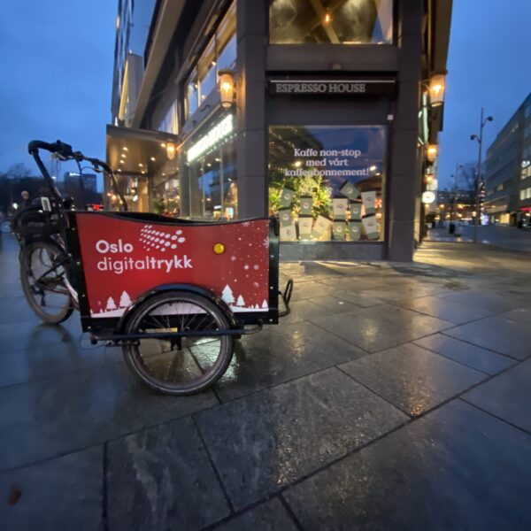 Kassesykkel med Oslo digitaltrykk folie foran Espresso House hvor vi har produsert og montert folie på fasaden