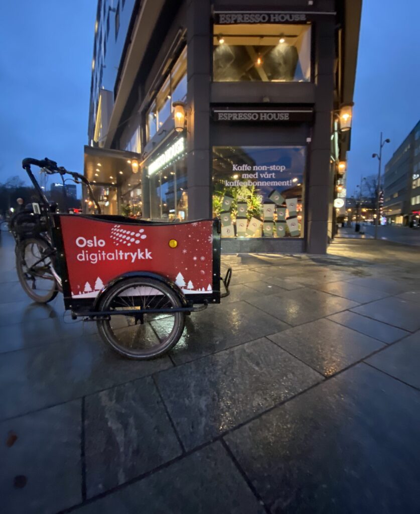 Kassesykkel med Oslo digitaltrykk folie foran Espresso House hvor vi har produsert og montert folie på fasaden