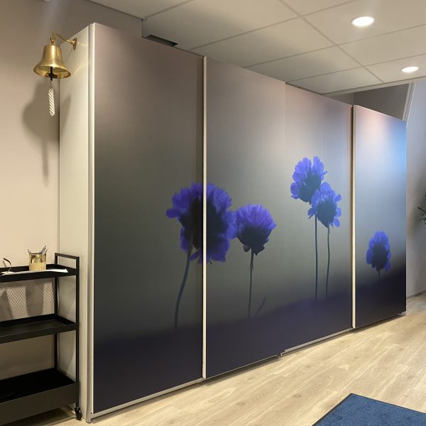 Mattlaminert skåret folie på garderobe