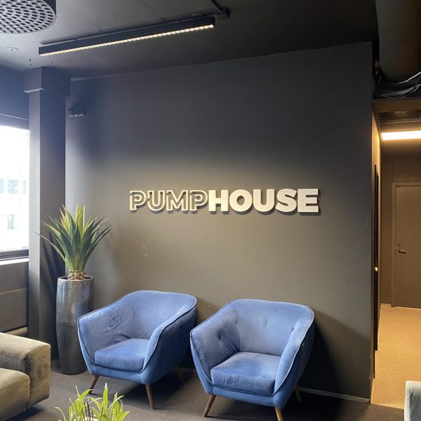 Utfrest logo i 24mm hvit PVC. PumpHouse