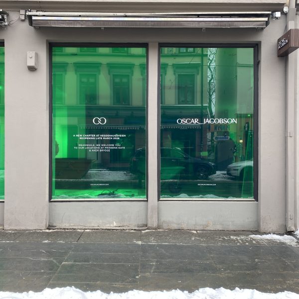 Grønn transparent folie lagt på innside av glasset, men hvit utskåret folietekst på utsiden. Kunde: Oscar Jakobson - Hegdehaugsveien 27A. Midlertidig folie mens de pusser opp.