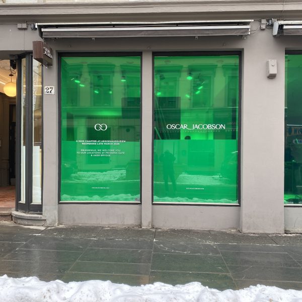 Grønn transparent folie lagt på innside av glasset, men hvit utskåret folietekst på utsiden. Kunde: Oscar Jakobson - Hegdehaugsveien 27A. Midlertidig folie mens de pusser opp.