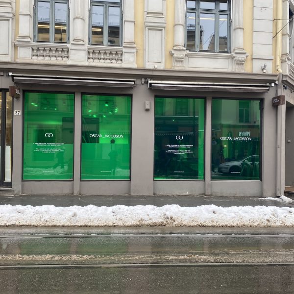 Grønn transparent folie lagt på innside av glasset, men hvit utskåret folietekst på utsiden. Kunde: Oscar Jakobson - Hegdehaugsveien 27A. Midlertidig folie mens de pusser opp.
