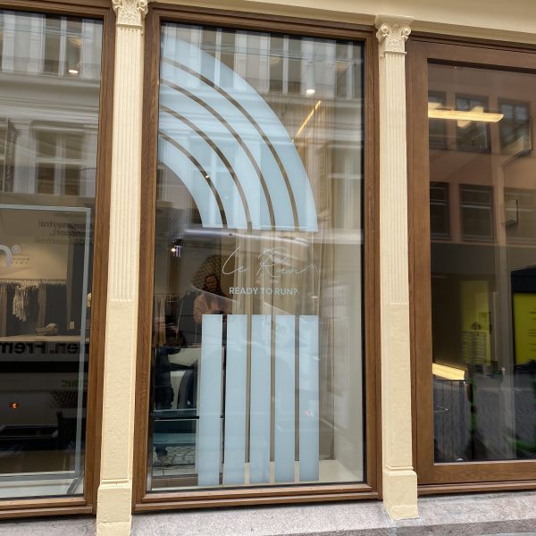 Mattlaminert hvit folie på innsiden av vinduet hos Aimn i Oslo