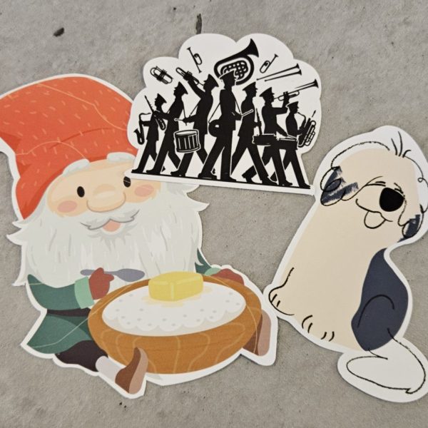 En nisse, et korps og en hund, utskåret i papir