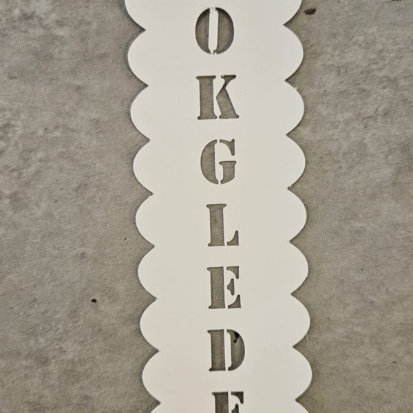Et utskåret bokmerke med tekst