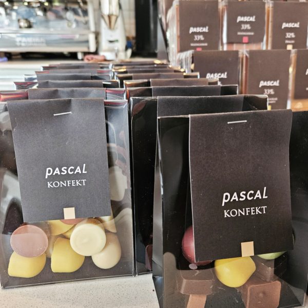 Konfekt fra Pascal med sorte kort med rill