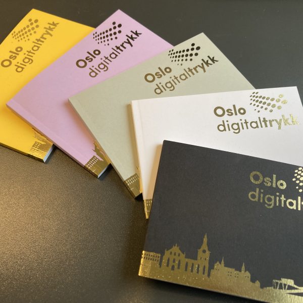 Gullfolie på fargerike notatbøker