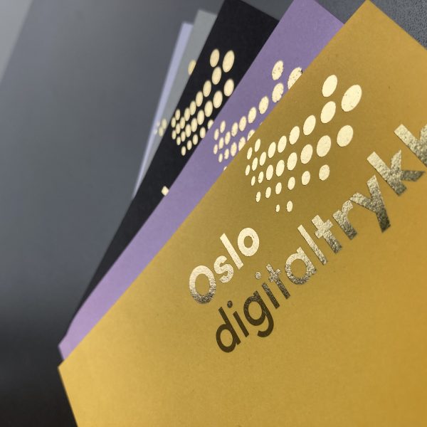 Gullfolie på fargerike notatbøker